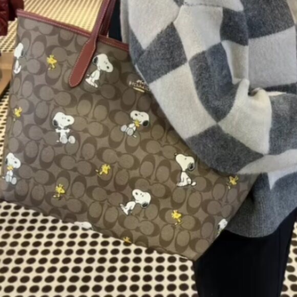 Coach X Peanuts City Tote In Signature Canvas With Snoopy Woodstock Print - Picture 2 of 5